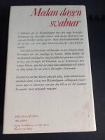 Medan dagen svalnar : roman