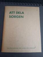 Att dela sorgen : en v&auml;gledning f&ouml;r sl&auml;kt och v&auml;nner