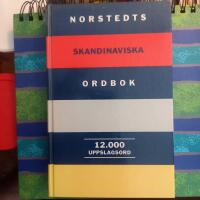 Norstedts skandinaviska ordbok : 12 000 uppslagsord
