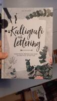 Kalligrafi och lettering : handtexta personliga kort, kuvert och etiketter