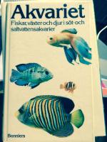 Akvariet - Fiskar, v&auml;xter och djur i s&ouml;t- och saltvattensakvarier - 325 f&auml;rgfotografier visar n&auml;rmare 300 olika arter s&aring;v&auml;l s&ouml;tvattens- som saltvattensfisk, v&auml;xter, ryggradsl&ouml;sa djur amfibier och reptiler. Enkla symboler ger omedelbar information om temperaturkrav - termometern t v - fordringar p&aring; vattnets surhetsgrad pH-skalan ovan - och artens ljusbehov - lysr&ouml;ret t h - Ett vittomfattande uppslagsbok f&ouml;r b&aring;de nyb&ouml;rjaren och den mer avancerade akvaristen som rymmer utf&ouml;rliga r&aring;d om hur akvariet inreds och sk&ouml;ts. 295 artbeskrivningar ger latinska och svenska namn, uppgift om naturlig utbredning, biologiska s&auml;rdrag, milj&ouml;krav, utfodring och sk&ouml;tselr&aring;d. Utf&ouml;rlig ordlista