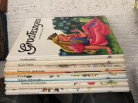 Samling sagob&ouml;cker av Br&ouml;derna Grimm, Den vita ormen, Livets vatten, Haren och igelkotten, Fru Holle, Doktor Allvetande, Kung Trastn&auml;bb, Sn&ouml;vit och Rosenr&ouml;d och Grodkungen