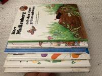 Samling sagob&ouml;cker av olika f&ouml;rfattare, Bl&aring;kulla handelsbod, En elefant till morfar, Pricken och lilla gumman, Herr Mullenberg och den stora gr&auml;vmaskinen, Inga rosor f&ouml;r Harry och Giraffen Jeanette