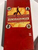 Hundra&aring;ringen som klev ut genom f&ouml;nstret och f&ouml;rsvann 