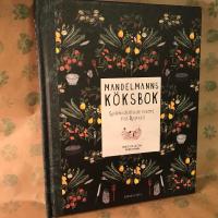 Mandelmanns k&ouml;ksbok : sj&auml;lvhush&aring;llande recept fr&aring;n Djupadal