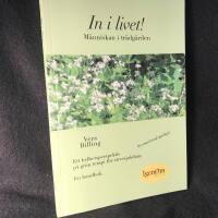 In i livet! : m&auml;nniskan i tr&auml;dg&aring;rden. Ett helhetsperspektiv p&aring; gr&ouml;n terapi f&ouml;r stressjukdom. Ny omarbetad upplaga. 