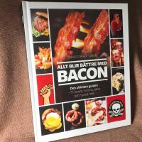 Allt blir b&auml;ttre med bacon : den ultimata guiden - 75 recept, historia, fakta