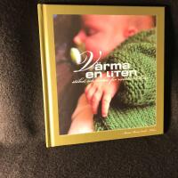 V&auml;rma en liten : stickat och virkat f&ouml;r alla v&auml;rldens bebisar