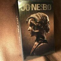 Tv&aring; novellsamlingar av Nesb&oslash;. Inplastad box. 