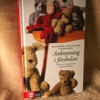 Anknytning i f&ouml;rskolan : vikten av trygghet f&ouml;r lek och l&auml;rande