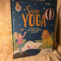 Sagoyoga : &ouml;vningar f&ouml;r barn i yoga, andning, avslappning och meditation