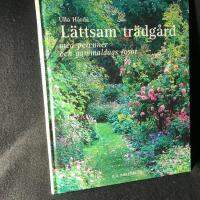 L&auml;ttsam tr&auml;dg&aring;rd : med perenner och gammaldags rosor