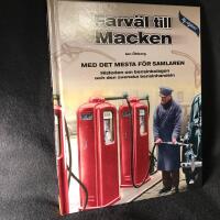 Farv&auml;l till Macken : med det mesta f&ouml;r samlaren - historien om bensinbolagen och den svenska bensinhandeln
