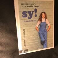SY! : fr&aring;n snickarbyxa till sommarkl&auml;nning. Med 12 m&ouml;nster.
