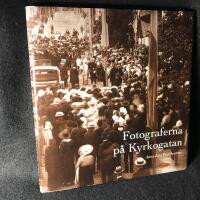 Fotograferna p&aring; Kyrkogatan : Anna-Lisa Pewe ber&auml;ttar om August Pehrsons glaspl&aring;tar, om egna fotografier och om Torsbys unga historia