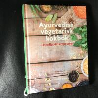 Ayurvedisk vegetarisk kokbok : &auml;t enligt din kroppstyp