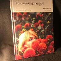 En annan slags tr&auml;dg&aring;rd : m&aring;nadsflor, slow flowers och sk&ouml;nheten i  varje &aring;rstid