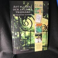 Att planera och anl&auml;gga tr&auml;dg&aring;rd : En praktisk handbok