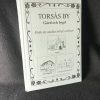 Tors&aring;s by. G&aring;rd och bygd. Fr&aring;n en studiecirkels arbete. 