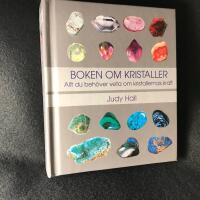 Boken om kristaller: allt du beh&ouml;ver veta om kristallernas kraft