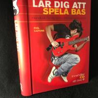L&auml;r dig att spela bas : handbok f&ouml;r dig som vill b&ouml;rja spela elbas. Med CD i ficka bak. 