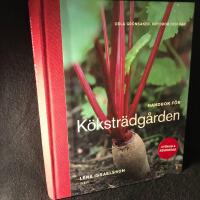 Handbok f&ouml;r k&ouml;kstr&auml;dg&aring;rden : odla gr&ouml;nsaker, kryddor och b&auml;r. Ut&ouml;kad och reviderad upplaga. 