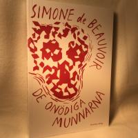 De on&ouml;diga munnarna : pj&auml;s i tv&aring; akter och &aring;tta scener