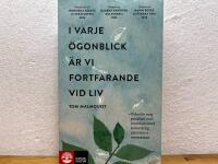 I varje &ouml;gonblick &auml;r vi fortfarande vid liv