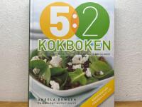 5:2 kokboken : l&auml;ckra recept p&aring; m&aring;ltider med 100, 200 eller 300 kcal