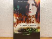 Kvinnan p&aring; b&auml;nken