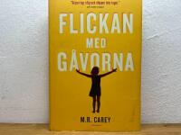 Flickan med g&aring;vorna