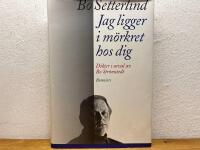 Jag ligger i m&ouml;rkret hos dig : dikter