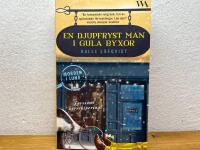 En djupfryst man i gula byxor