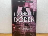 I dunklet d&ouml;den : en retrodeckare