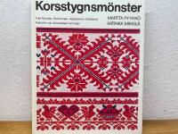 Korsstygnsm&ouml;nster - [fr&aring;n Norden, &Ouml;steuropa, Jugoslavien, Grekland] : [historik och s&ouml;mnads&ouml;vningar]