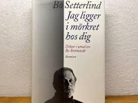 Jag ligger i m&ouml;rkret hos dig : dikter