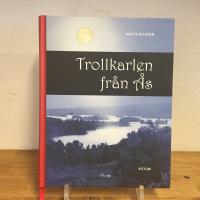 Trollkarlen fr&aring;n &Aring;s - En bok om Johan Alfred Nilsson (1860-1936) som utvisades sexton &aring;r gammal fr&aring;n Fredriksbergs Bruk i Dalarna, blev bonde och v&auml;lk&auml;nd ber&auml;ttare i Fryksdalen i V&auml;rmland