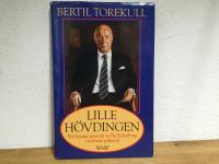 Lille h&ouml;vdingen : ett &ouml;msint portr&auml;tt av Per Eckerberg, v&aring;r f&ouml;rste politruk