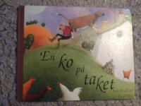 En ko p&aring; taket