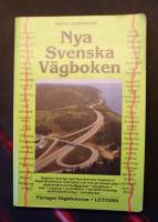 Nya Svenska v&auml;gboken : v&auml;gstr&auml;ckekartor med karta och text p&aring; samma sida : v&auml;gstandard och bel&auml;ggning : rastplatser : bad : camping : sev&auml;rdheter : hotellf&ouml;rteckning med klassificering : turistbyr&aring;er