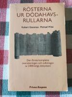 R&ouml;sterna ur D&ouml;dahavsrullarna : den f&ouml;rsta kompletta &ouml;vers&auml;ttningen och tolkningen av 2000-&aring;riga dokument