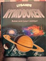 Lysande rymdboken : boken som lyser i m&ouml;rker!