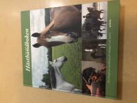Den svenska h&auml;sthandboken [den kompletta handboken f&ouml;r h&auml;st&auml;gare och ryttare]