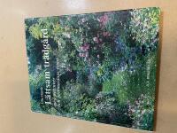 L&auml;ttsam tr&auml;dg&aring;rd med perenner och gammaldags rosor