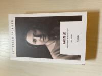 Karin Ek med kinden mot gr&aring;berget