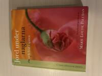 Jord under naglarna och frid i sj&auml;len en hel&aring;rstr&auml;dg&aring;rdsbok