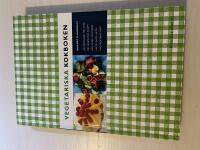 Vegetariska kokboken [grundkokbok med &ouml;ver 500 vegetariska recept : raw food, vegankost, lakto- eller lakto-ovo-vegetarisk kost]