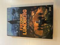 Tigerns &aring;r den f&ouml;rsta boken i serien om den gr&auml;vande journalisten Lars Ferms &auml;ventyr