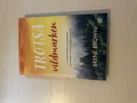 Trotsa vildmarken [om att finna tillh&ouml;righet och mod i en polariserad v&auml;rld]