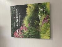 Gr&ouml;n tr&auml;dg&aring;rd &aring;ret om med vintergr&ouml;na v&auml;xter och prydnadsgr&auml;s